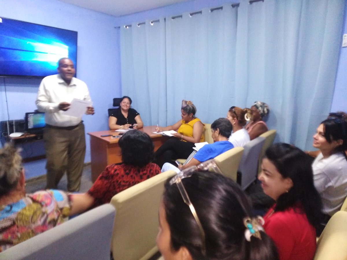 Se realiza la puntualización en la Oficina Auxiliar de la Asamblea Municipal del Poder Popular  en Artemisa. Con la participación de trabajadores  y Presidentes de Consejos Populares, se informan las principales actividades de la semana. 
#50AniversarioDelPoderPopular 
#Artemisa