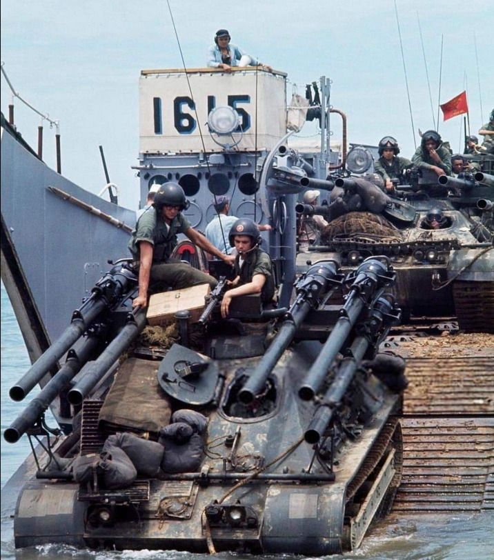 EdicionesPlatea's tweet photo. Los marines disponían de otras armas. Emplearon carros de combate para apoyar su avance, pero se dieron cuenta de que eran poco manejables en espacios reducidos y recibían fuego contracarro casi cada vez que avanzaban. Los marines estaban mucho más entusiasmados con el Ontos, con https://t.co/0qwyreJtBy