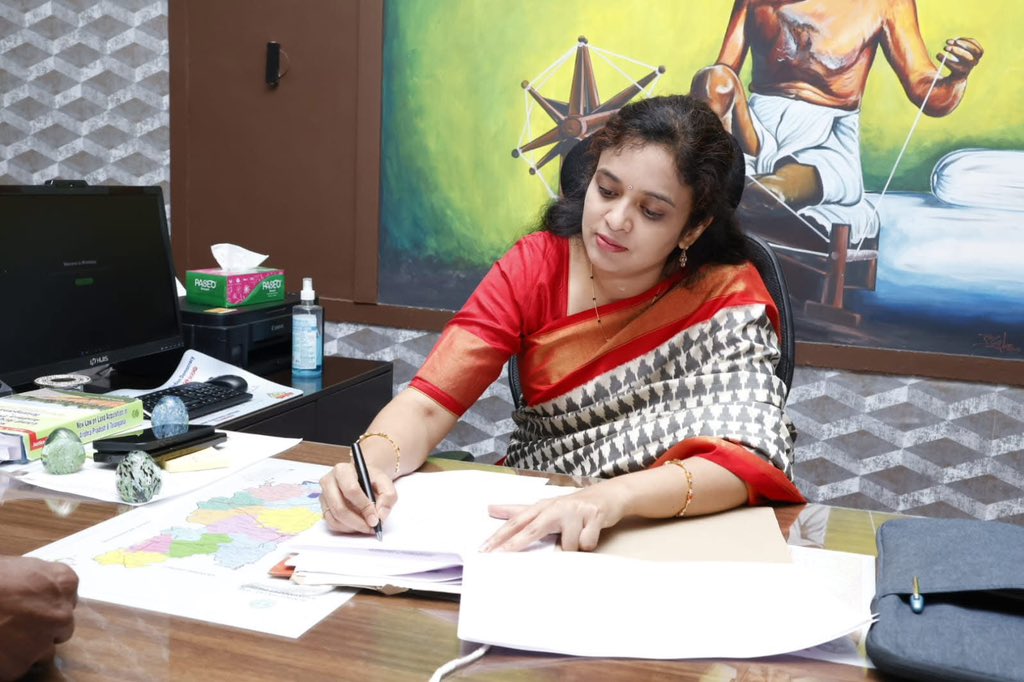 NangiDevender's tweet photo. Hearty congratulations Smt. Ch Priyanka Karnan on taking charge as Collector of my own Narayanpet district.

Kindly focus on resolving major issues and visit all mandals. Our district needs more skill development centers and Degree colleges. Kudos! 

#Narayanpet #Welcome #Collec https://t.co/BCGHkN6KQP