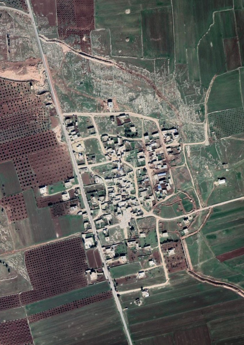 ver_scholl_en's tweet photo. I noticed this on satellite imagery some months ago and have been meaning to write something on it.

Following Operation Olive Branch, the heart of the village of Cilbirê was obliterated for the construction of a Turkish base.

What is there to return to?

(Jan 2018/Dec 2022) https://t.co/qnD47qeEcM