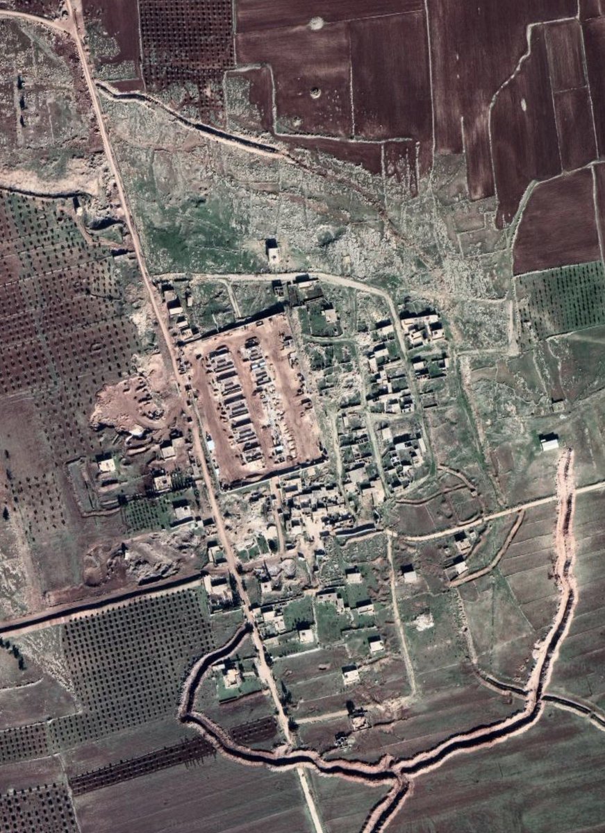 ver_scholl_en's tweet photo. I noticed this on satellite imagery some months ago and have been meaning to write something on it.

Following Operation Olive Branch, the heart of the village of Cilbirê was obliterated for the construction of a Turkish base.

What is there to return to?

(Jan 2018/Dec 2022) https://t.co/qnD47qeEcM