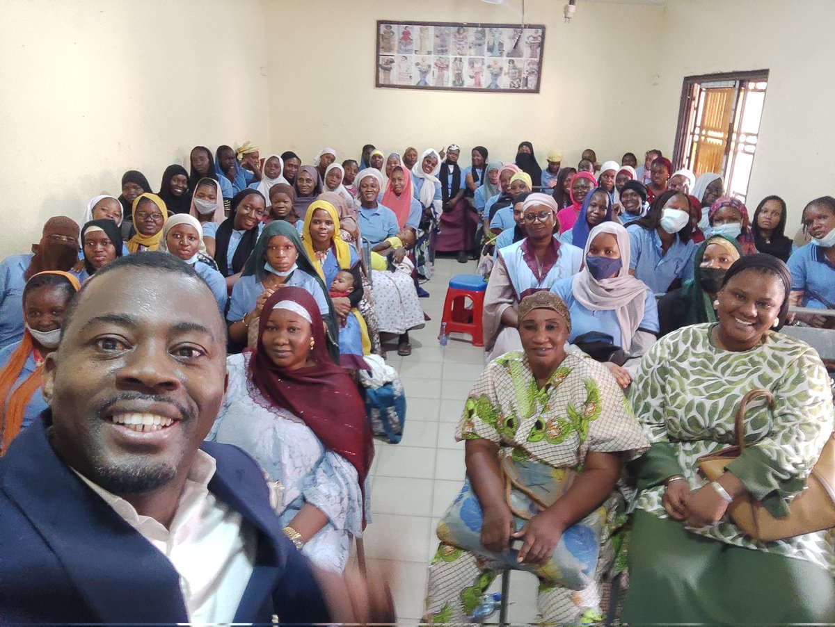 SoloNiare's tweet photo. #Bamako : Ouvrir cette série de conférences immersives sur l'histoire des grands empires médiévaux d'Afrique subsaharienne au centre Maridié Niaré, établissement de formation en couture, n'a surpris que ceux qui ne connaissent pas la force symbolique de ce lieu. L'établissement s'est imposé comme une évidence. C'est précisément dans un espace où l'on travaille les vêtements, où l'on transmet l'héritage textile de nos aïeux, que l'histoire prend une profondeur particulière.
Cela a été un immense honneur pour moi d'échanger avec ces jeunes femmes passionnées, curieuses et avides de comprendre davantage notre passé commun. Leur énergie et leurs questions m'ont autant enrichi que ce que j'ai pu humblement partager.
De grands moments intenses et inspirants, que je garderai longtemps en mémoire.

Merci à la direction du Centre Maridié Niaré du bel accueil. Oui, je reviendrai. Promis !

#conference #histoire #afrique #leunuqueetlempereur