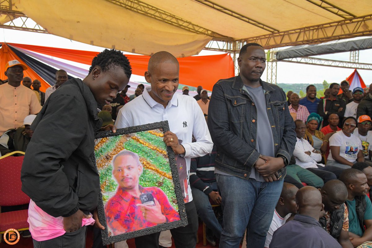 BrandleyArts's tweet image. A quiet moment of honor and respect—presenting this mixed-media portrait to Babu Owino. Art inspired by leadership and service.
#BrandleyArts #MixedMediaArt #lindamwananchitour #ArtDelivery #Babu #SupportLocalArtists #Babunasababu