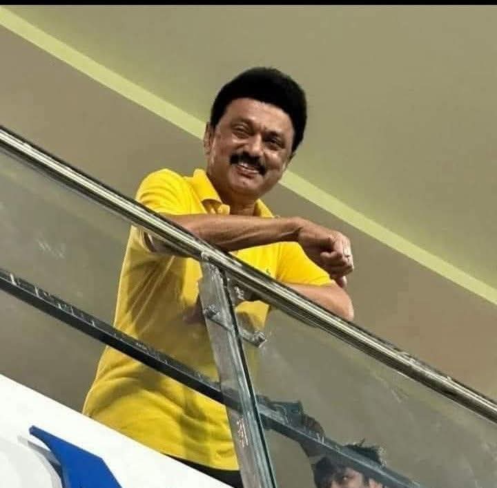 Amutha742477151's tweet photo. எவன கேட்டாலும் தவெக தவெகனு சொல்றானுக.,,எப்படிடா திமுக 🏴🚩காரனுக இவ்ளோ confidentஆ இருக்கீங்கனு  கேக்கறாங்க .

ஒரு ஒரு பூத்துக்கும் 10  பொறுப்பாளர்கள்… அவர்கள் பூத்துக்கு 1000 பேர meet பண்ணி மினிமம் 250 திமுக வாக்குகள condrm votesஆ மாத்துறதுனு பண்ணிருக்காங்க

அப்டி 70000 பூத்துல 1.7 கோடி வாக்குகள் கன்பார்ம் பன்னிட்டாங்க… கிட்டதட்ட 28% confrm votes கையில இருக்கு.. அதுக்கும் மேல floating votes.,neutral votesனு 10-15% வாங்கிருப்போம்…

கைல இருக்குற dataபடி 
worst case scenarioல130 சீட் 
normal case scenarioல 150 
best case scenarioல 180+ வரைக்கும் வாங்குவோம்🔥🔥 🔥 

Insta influencersஅ நம்பி கட்சி நடத்துறவன் இல்ல திமுக என்பதை இந்த தேர்தல் நிருபிக்கும்😎😎