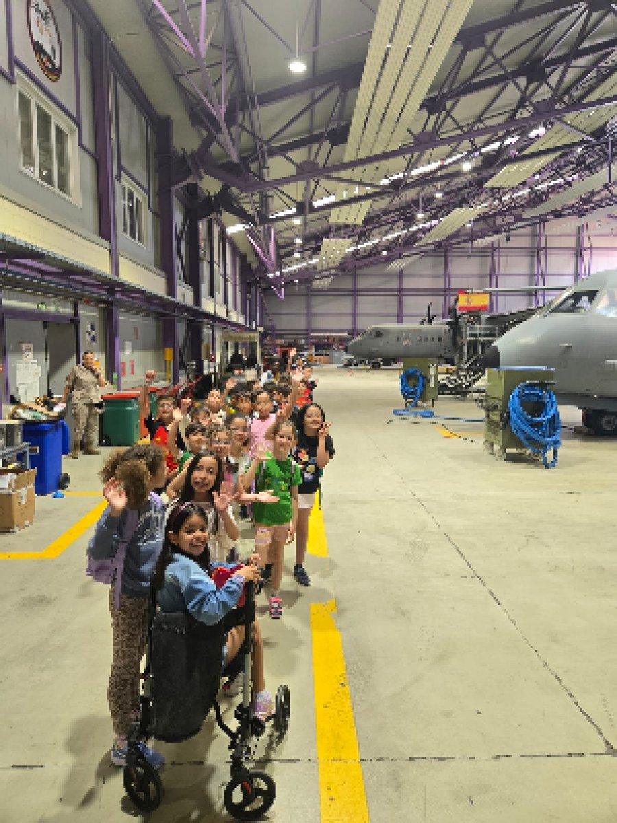 Seguimos con el 2º ciclo de Primaria en salida de a la Base Aérea de Getafe.
Hoy 3º &amp; 4º A
Un día genial para descubrir y disfrutar de los aviones, servicios de emergencias y además nos han tratado de maravilla
Muchas gracias.
Enhorabuena.
#somosdelquevedo
#excursiones
#primavera