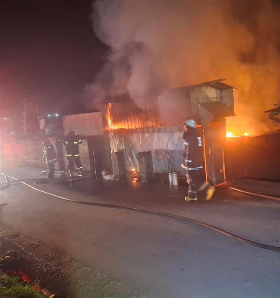 dailysunsa's tweet photo. ๐ฅ Man suspected to be robber found burnt to death in shop fire in Zwelitsha, Inanda. Residents called owner after seeing flames at 8pm. Body discovered after firefighters put out blaze. Victim unknown. KZN police investigating. #Inanda #Durban #ShopFire #KZN https://t.co/DmuJUfrCZJ