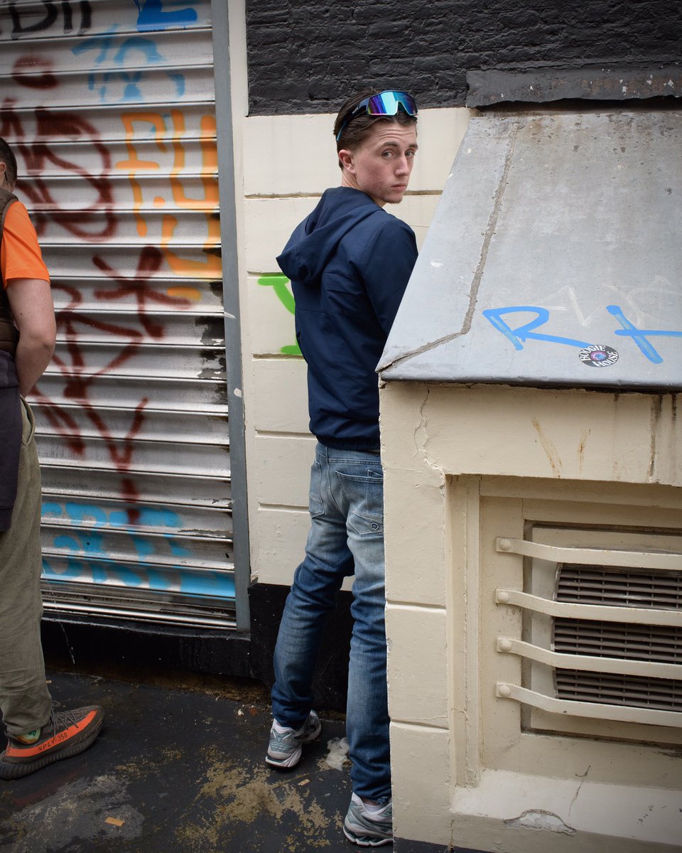 MirjamOffringa's tweet photo. Helaas. Geen handhavers gezien, er zijn weer volop illegale house-feestjes in de Jordaan die de doorstroom belemmeren, bezoekers nemen hun eigen (drugs en) drank mee en er stonden weer veel te weinig dixies in de Jordaan…dus…..: @AmsterdamNL ! #amsterdam https://t.co/eAlwfdQpan