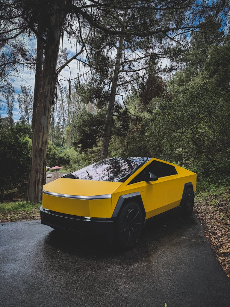 Unkonfined tweet media