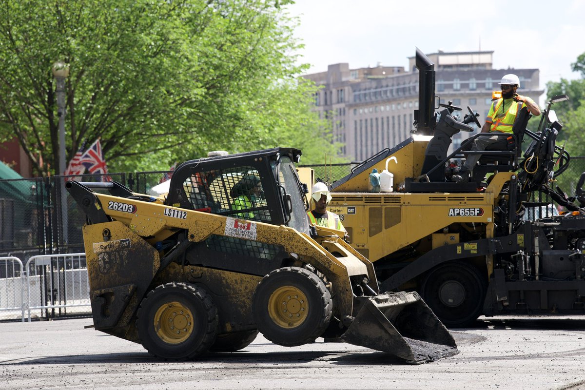 PenguinSix's tweet photo. Contractors are racing to finish repaving the 17th Street entrance to the White House and Blair House, where King Charles will be staying this week. The King is scheduled to to arrive in a few hours. https://t.co/w8GjccijIr