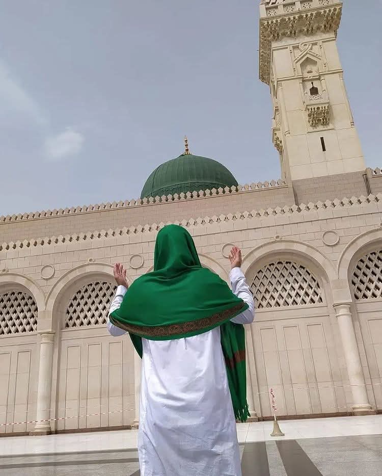Uiam5_'s tweet photo. دنیا کے تمام نظام آزما لیے، اب سکون صرف نظامِ مصطفی ﷺ میں ملے گا
جس دن یہ نظام غالب آگیا، انسانیت کی سسکیاں ختم اور حقیقی عزت کا آغاز ہوگا
#نوائےسحر
#لبیک_پرموشن https://t.co/OFNbQy407P