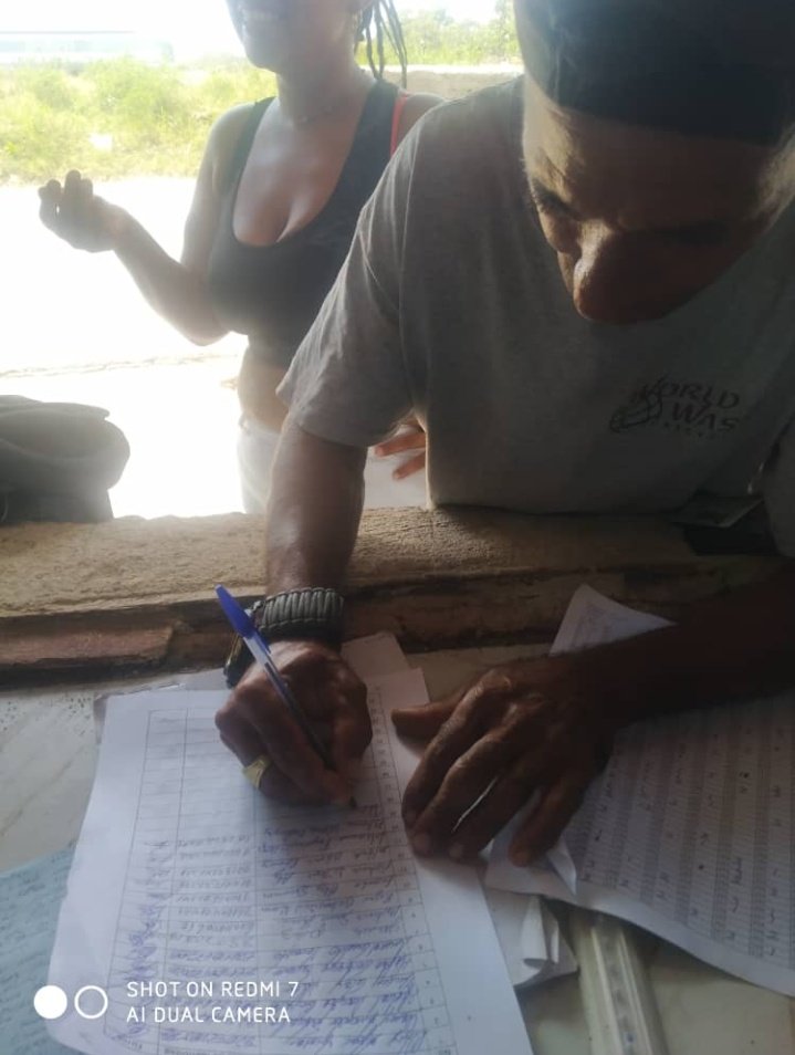 ComercioA2024's tweet photo. Comercio Arroyo reafirma su apoyo a Mi Firma por la Patria en La Guinera, junto a los vecinos participamos activamente en jornada solidaria por la defensa de la soberanía de Cuba. "Desde La Guinera, con el corazón y la rúbrica, decimos: ¡Patria es Humanidad!", 
#CubaEstáFirme https://t.co/ESFv2rm1N4