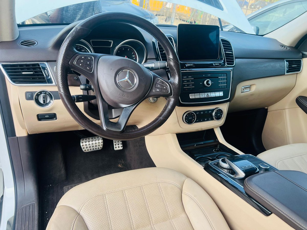 _LeyeJay's tweet photo. *SUPER DISTRESSED SALE ALERT* 🚨🇱🇷📢📢🇱🇷‼️ 🔔 

*TOKS 2019 GLE400 4MATIC* 

_Fullest option with:_

Panoramic roof 
360° surround cameras 
Ambient lights 
BSM 
White on cream interior 
Step-boards 
Collision sensor and more….

*Price: 36m*

Location is Omole Phase 1. https://t.co/g4OgLWsFA2
