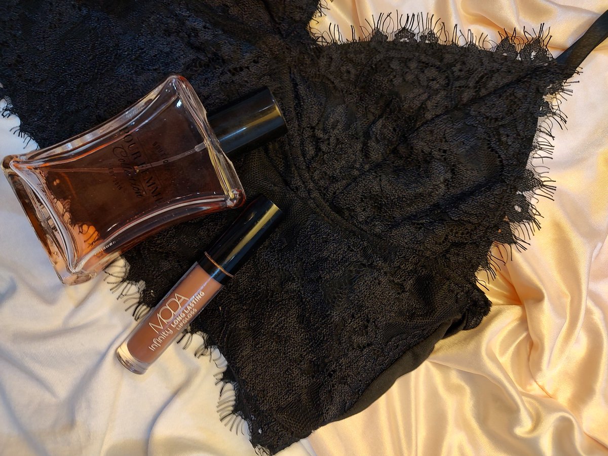 ABenhammam's tweet image. A perfect outfit deserves a perfect scent ❤️
#vibe 
#Style 
#nightout