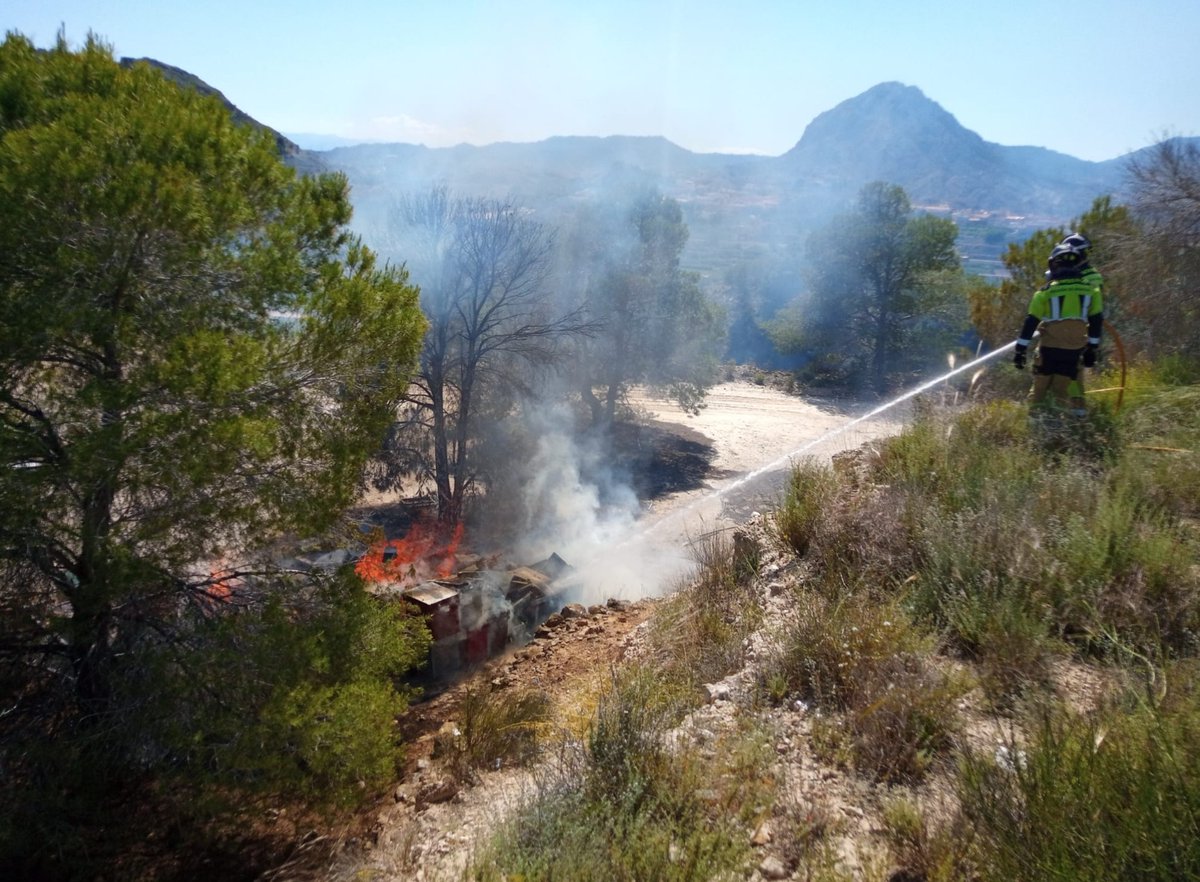 112rmurcia's tweet photo. Servicios de emergencias han atendido un incendio en la sierra de #Ulea.
Han intervenido:
@BomberosCEIS_RM
Agentes Medioambientales
(Imagen facilitada por CEIS)
https://t.co/ocXy0oZFai https://t.co/v69oCOFZwI