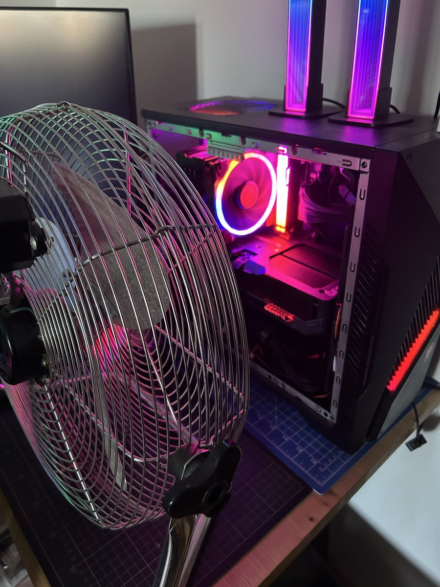 TRGryc's tweet image. I dropped 21°C with this… #pc #gaming #gamingpc #pcsetup #pcsetupfail #canthurtme