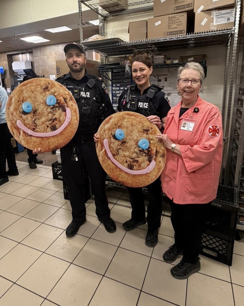 DRPSNorthDiv's tweet image. It’s Smile Cookie launch day today in #PortPerry 😊🍪

North Division officers stopped by @timhortons to support the campaign in support of the Port Perry Hospital Foundation.

Every cookie sold helps!

#SmileCookie #CommunitySupport #DurhamRegion GivingBack