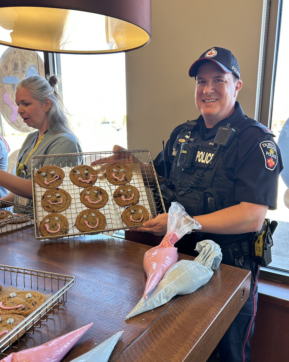 DRPSNorthDiv's tweet image. It’s Smile Cookie launch day today in #PortPerry 😊🍪

North Division officers stopped by @timhortons to support the campaign in support of the Port Perry Hospital Foundation.

Every cookie sold helps!

#SmileCookie #CommunitySupport #DurhamRegion GivingBack