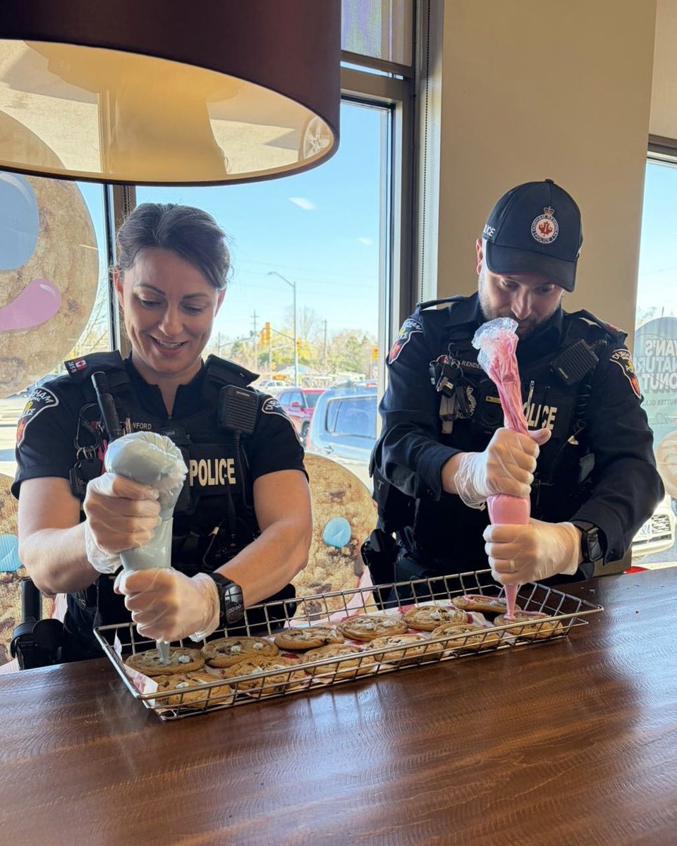 DRPSNorthDiv's tweet image. It’s Smile Cookie launch day today in #PortPerry 😊🍪

North Division officers stopped by @timhortons to support the campaign in support of the Port Perry Hospital Foundation.

Every cookie sold helps!

#SmileCookie #CommunitySupport #DurhamRegion GivingBack