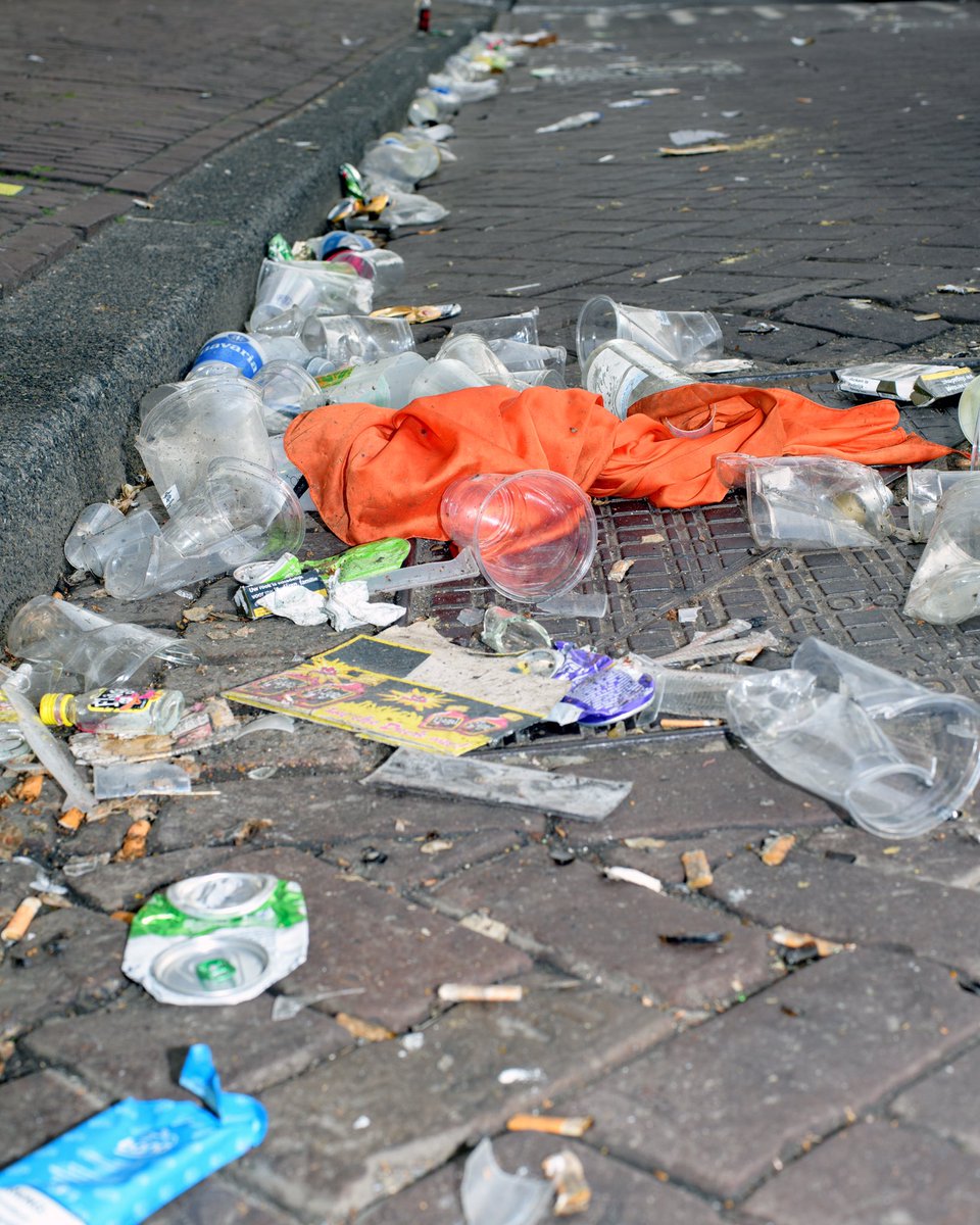 MirjamOffringa's tweet photo. In de Jordaan zijn de portieken opnieuw vol geplast, lopen gasten bezopen met eigen drank en drugs door de straten. De sfeer is nu grimmig. De vrijmarkt is hartstikke leuk en past bij het vieren van de verjaardag van de koning. Dit niet. @AmsterdamNL @d66amsterdam @MinPres https://t.co/y1w6Ndm9tD
