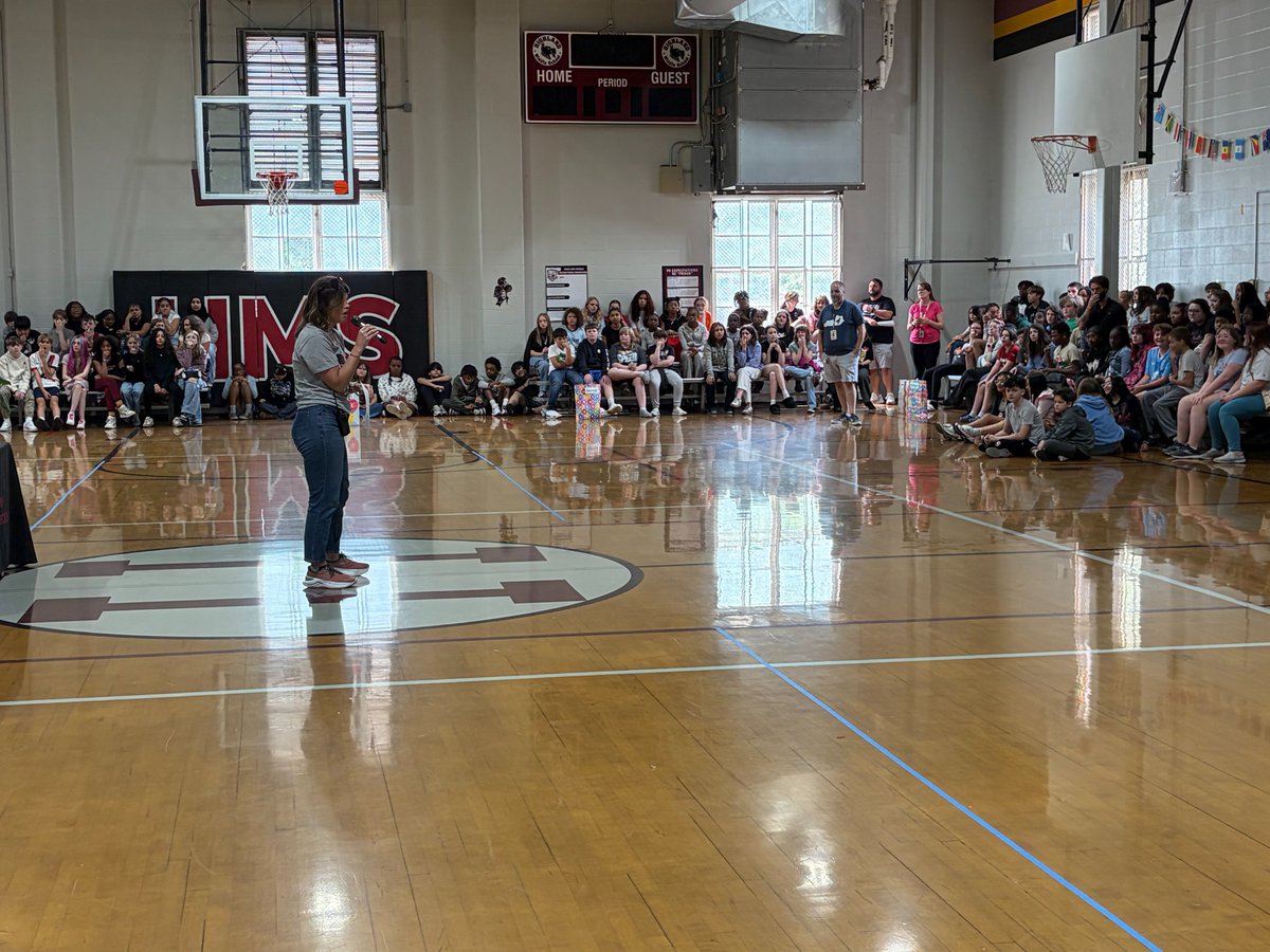 ExploreHMS's tweet photo. 6th grade Selection Ceremony! 7th/8th graders made homemade fortune cookies &amp; wrote the 6th graders "fortunes" revealing what Explore pathway they were chosen for. #HighlandPROUD @HighlandPROUD @ExploreJCPS @JCPSExploreEA https://t.co/NGOukDaRtR