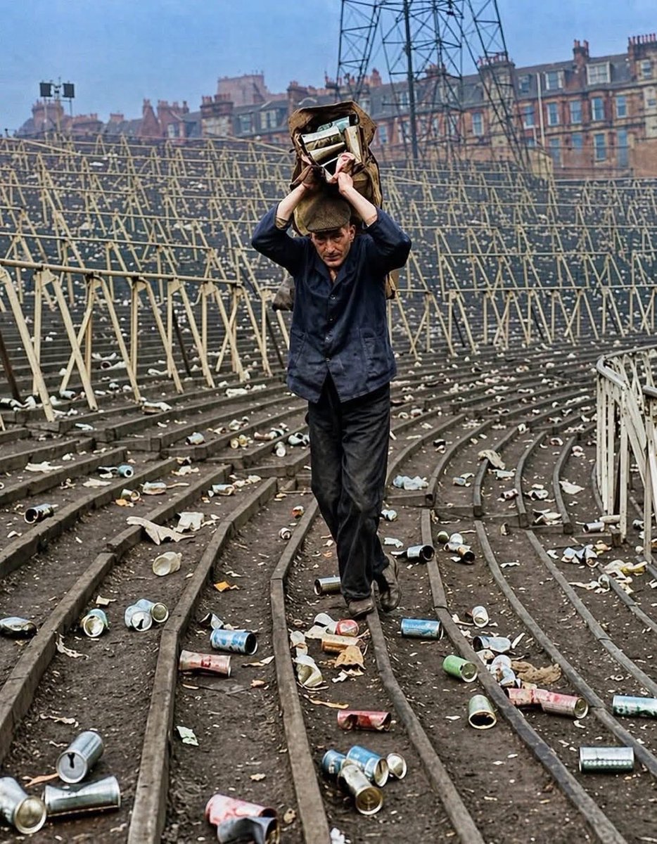 GradaBpro's tweet photo. Año 1965.

🍺 Tras un Celtic vs Rangers, se retiraron 50.000 latas y botellas de cerveza.

📸 Old Scottish Football Pictures. https://t.co/KfYDXaCBXh
