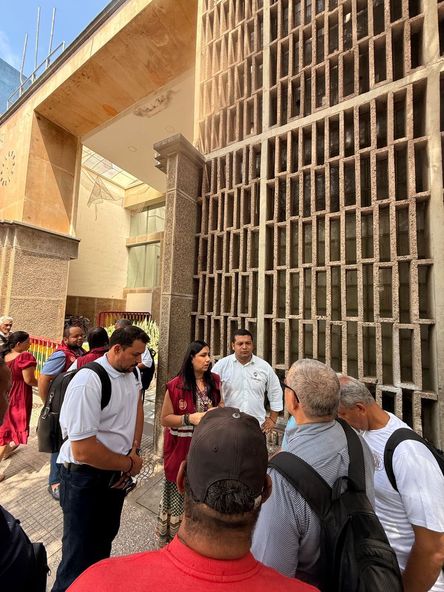 Atentos. Comisión de <a href="/MintrabajoCol/">MinTrabajo</a> realiza inspección a esta hora en <a href="/alcaldiabquilla/">Alcaldía de Barranquilla</a> pidiendo explicaciones sobre la falta de respuestas a <a href="/OITAmericas/">OIT Américas</a> por el despedido hace varios de trabajadores sindicalizados que exigen sus indemnizaciones . El caso es despedido 2008 cuando