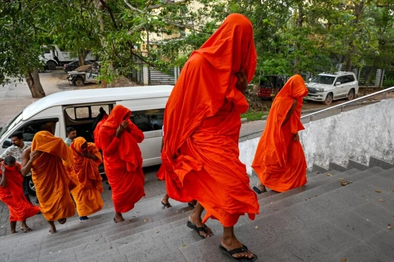 InternetH0F's tweet image. 22 Buddhist monks were detained earlier today for smuggling 243 lbs (110 kg) of weed through a Sri Lankan airport