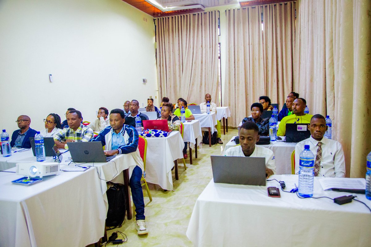 msp_burundi's tweet photo. Plume stratégique et influence digitale: le @msp_burundi muscle sa communication
@Gitega Les membres de la Cellule Communication, Relations Publiques et Porte-parolat (#CRPP) du @msp_burundi suivent, depuis ce 27 avril 2026, une formation en techniques rédactionnelles et en usage stratégique des réseaux sociaux. Cet atelier réunit également les chargés de communication des autres programmes du même Ministère.
Cette formation bénéficie de l'appui du Projet de Développement du Capital Humain #PDCH_GIRABANTU et se déroule sur quatre jours, du 27 au 30 avril 2026. Elle est dispensée par des experts en communication des #Projets_IDA Minisanté (@ida_mspburundi) et d'@EnabelauBurundi.
Selon Dr @NiyondikoE45237, Responsable de l'Action, Communication, Information et Archives (#RACIA) au @msp_burundi, cet atelier vise à renforcer les compétences techniques de cette catégorie du personnel en rédaction d'articles, production de contenus pour X (ex-Twitter), rédaction de discours et gestion des médias, afin de professionnaliser davantage la communication institutionnelle et d'en accroître l'impact auprès du public.