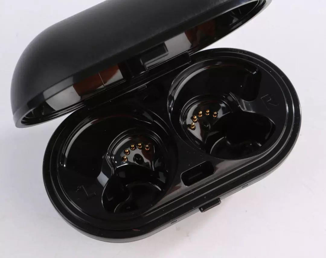 fontagne_lena's tweet image. Unboxed my new [product type, e.g., wireless earbuds]! Sleek design, instant connection—game-changer for daily commutes.  #Unboxing #TechFind #DailyEssential