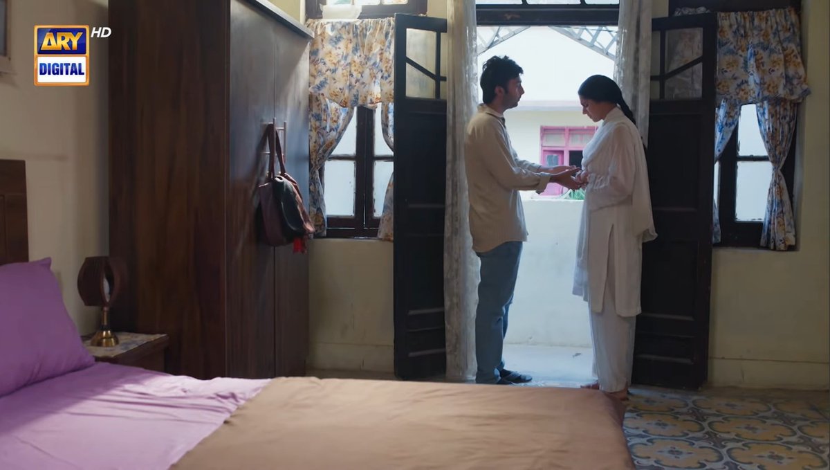 UmeraAhmedOffic's tweet photo. Zeba: Tum Maan ko yahan say nikal dena chahtay ho? Is ghar say?
Subuk: Maan yahan mere dil mai rehti hai, unhain kaun yahan say nikal sakta hai Ammi? 

#Kafeel https://t.co/9sXx5x4iDm