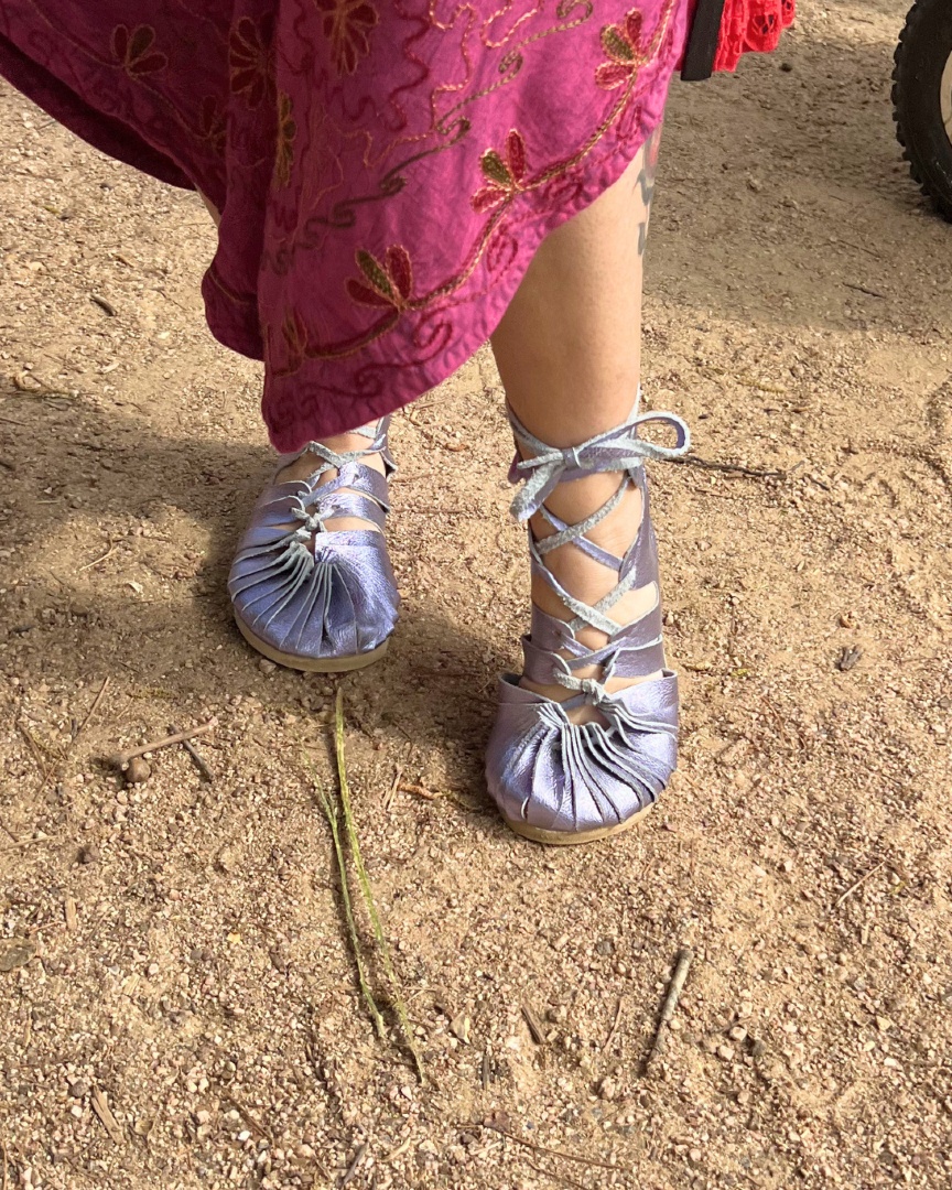 medmocs's tweet image. Effortless, but never basic.✨
#medmocs #medievalmoccasins #shoes #leather #footwear #handmade #comfortableshoes #custom #historicalfashion #womanownedbusiness #leathermaking #leathertogether #medieval #leathershoes #handcraftedshoes #fashion #smallbusiness #renaissance