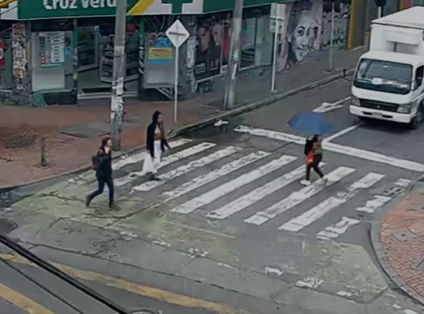 BogotaTransito's tweet image. #GestiónDelTráfico 

[12:06 p.m.] #AEstaHora | ✅🚦Se restablece el servicio semafórico de la Av. Carrera 13 con Calle 57.

📲 Únete ahora a nuestro canal de WhatsApp haciendo clic en el enlace👉🏻 whatsapp.com/channel/0029Va…