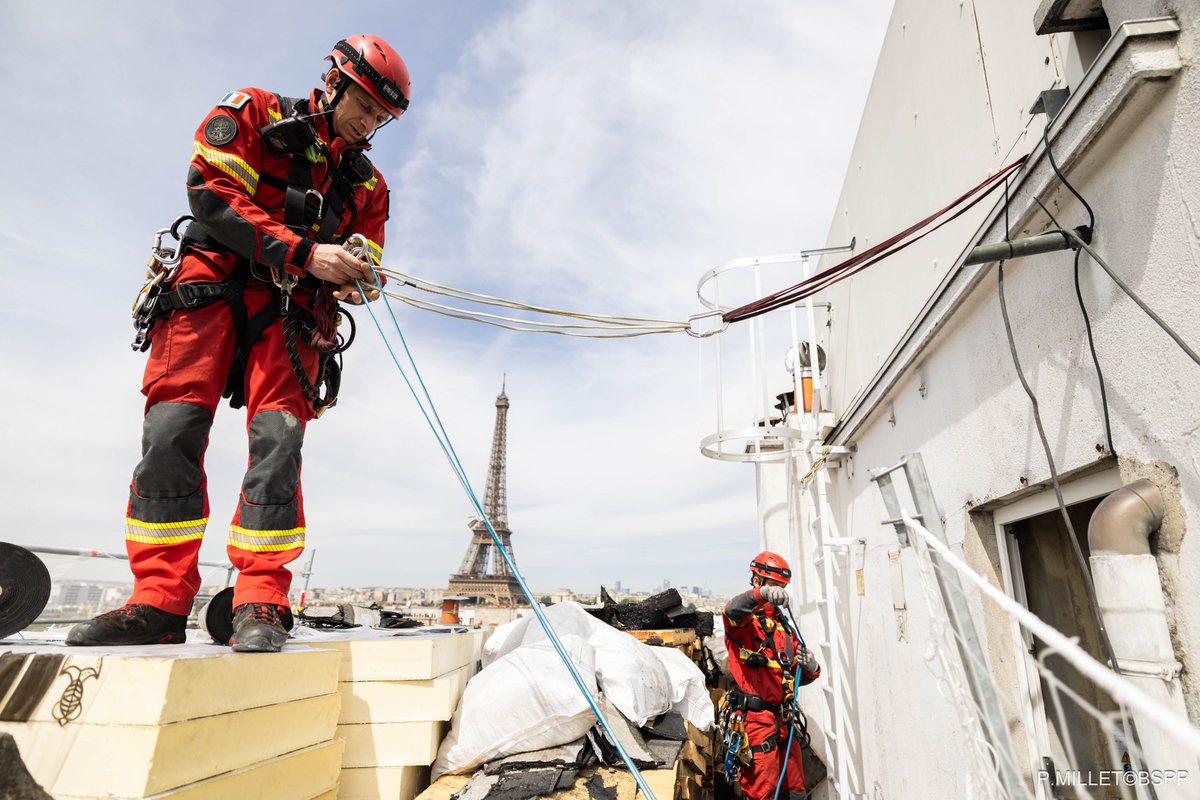 PompiersParis's tweet image. 🚨[#Intervention] Ce lundi 27 avril 2026, vers 10h50, les sapeurs-pompiers de Paris sont intervenus suite à l'affaissement d'un échafaudage à Paris (7).

⛑️ La structure, installée au rez-de-chaussée, s’élevait jusqu’au 6ᵉ étage. Vingt personnes avaient trouvé refuge à