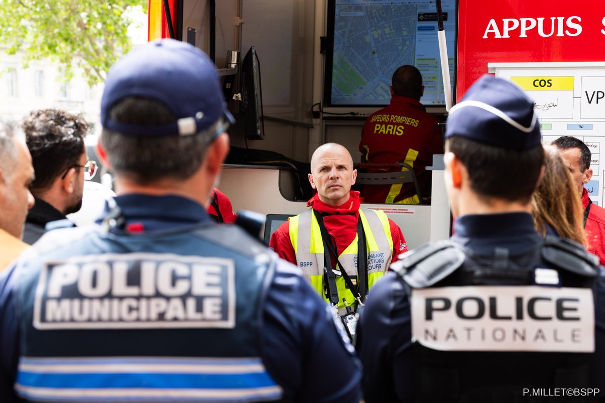 PompiersParis's tweet image. 🚨[#Intervention] Ce lundi 27 avril 2026, vers 10h50, les sapeurs-pompiers de Paris sont intervenus suite à l'affaissement d'un échafaudage à Paris (7).

⛑️ La structure, installée au rez-de-chaussée, s’élevait jusqu’au 6ᵉ étage. Vingt personnes avaient trouvé refuge à