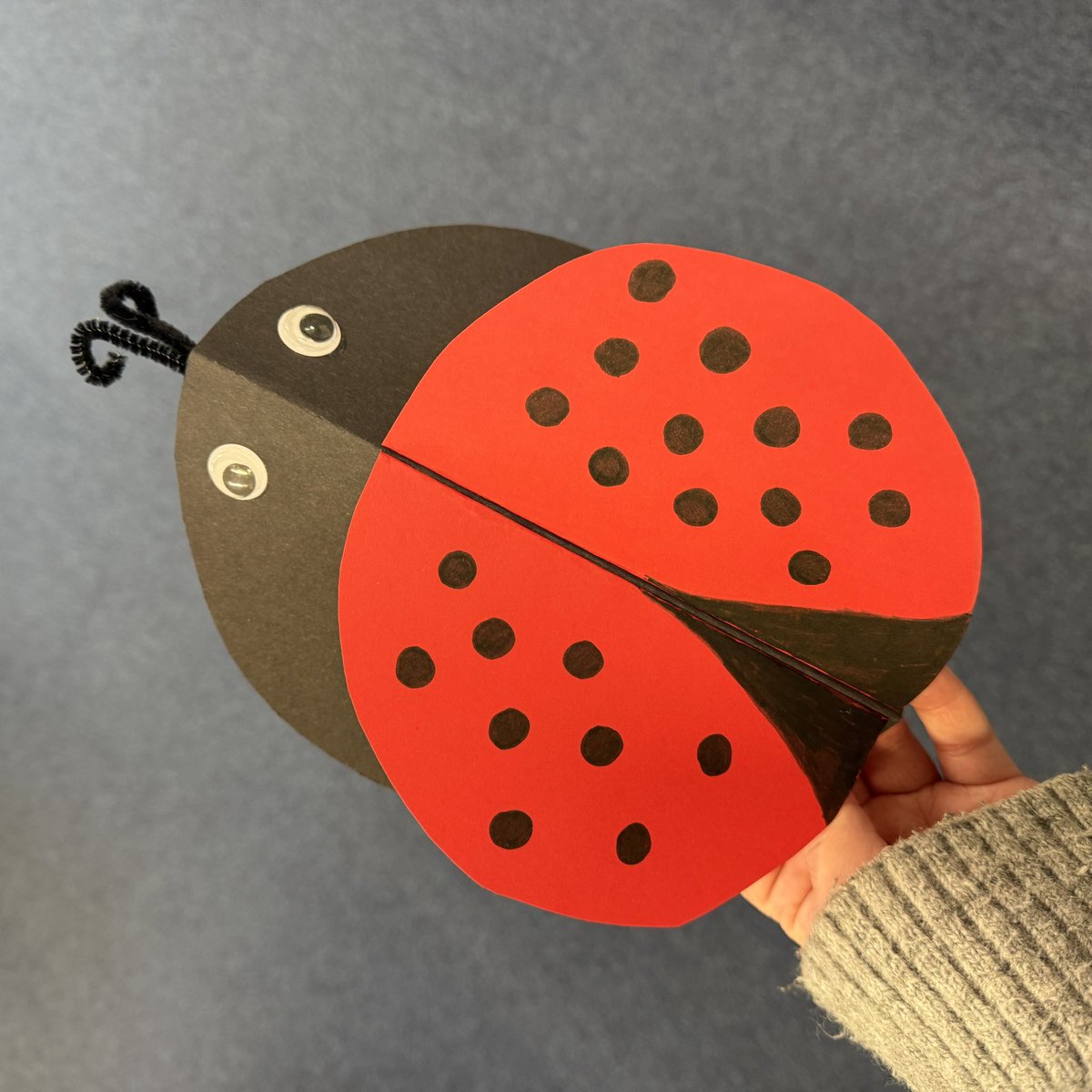 ElthamLibrary's tweet image. We have such fun making at #ElthamLibrary’s #MessyMorning! Today we used different colours, materials and shapes to make ladybirds! 🐞🖍️ Join the fun every Monday from 10-11am to make friends, borrow books + #Craft! 🎨📚 #LoveYourLibrary