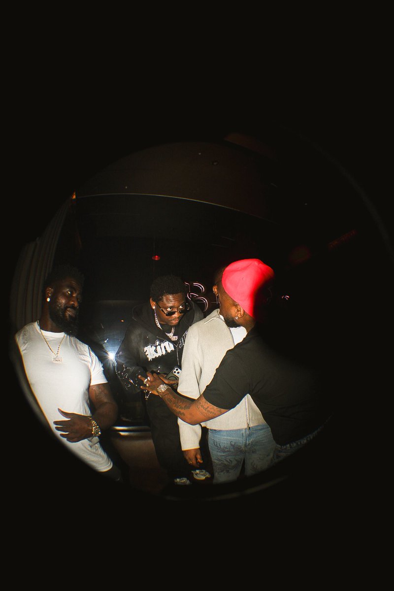 Bu_fiaka's tweet image. @davido  in Johannesburg 
#30bg #KBC flames 🔥 👕