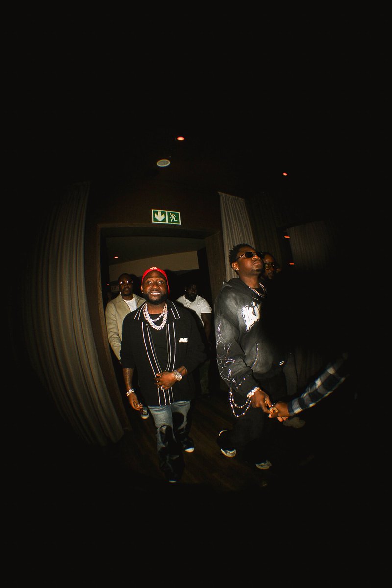 Bu_fiaka's tweet image. @davido  in Johannesburg 
#30bg #KBC flames 🔥 👕