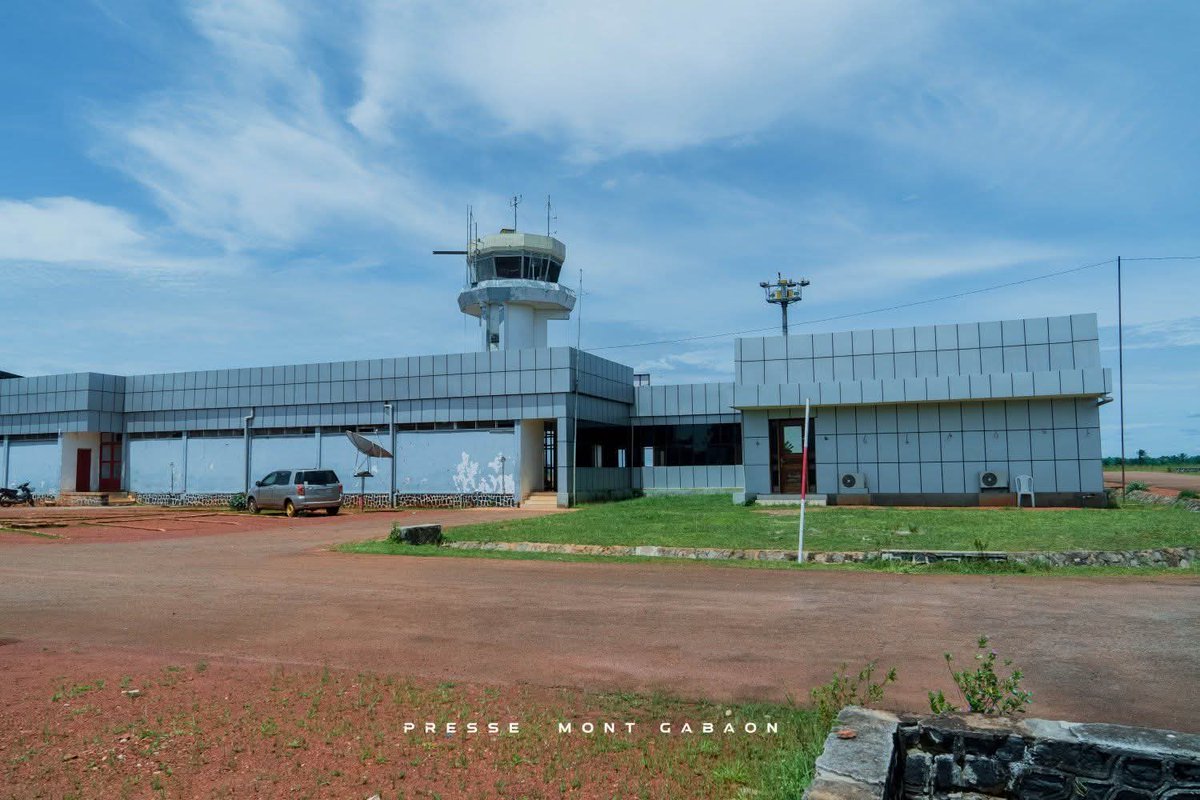 sergesindani01's tweet photo. 🔴#RDC—— Une dynamique de développement éclate dans la grande orientale démembrée depuis 2015 : En direct de l'aéroport d'#Isiro—#Matari, dans le #Haut_Uele, en pleine métamorphose. 

Le chantier est en cours pour moderniser cette infrastructure datant de l'époque de l'indépendance. Il comprend la rénovation de l'#aérogare : toiture, étanchéité, salon #VIP, bureaux, etc...
