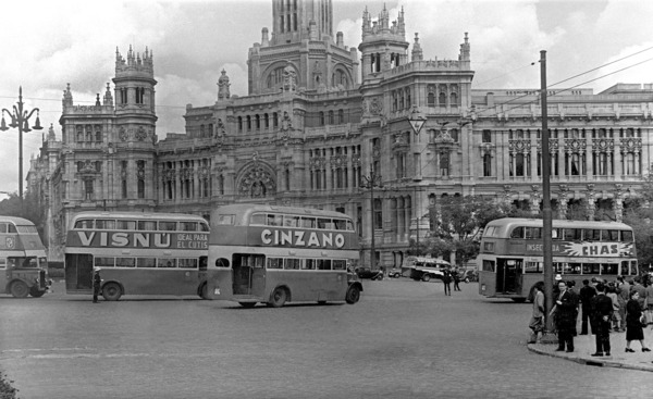 Autobuses con anuncios publicitarios recorren la madrileña plaza de Cibeles, 1951. #EFEfototeca