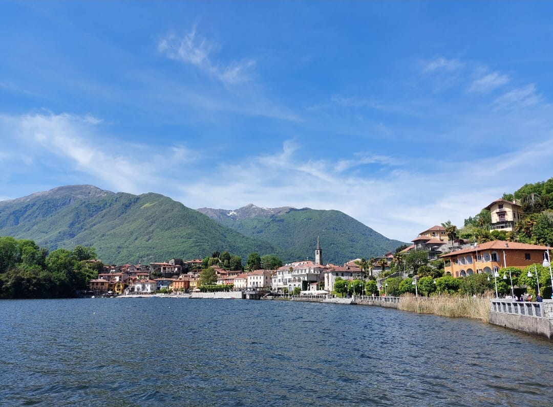 unapersona5072's tweet photo. 4/n
Lo vedete, laggiù?
Andate a trovarlo e sbirciate nella sua curiosa cavità: ne rimarrete incantati.
#Mergozzo (VB) #lagodiMergozzo @CMergozzo
📷mie #Unatour 😉🐞 https://t.co/oB5g0MV9gD