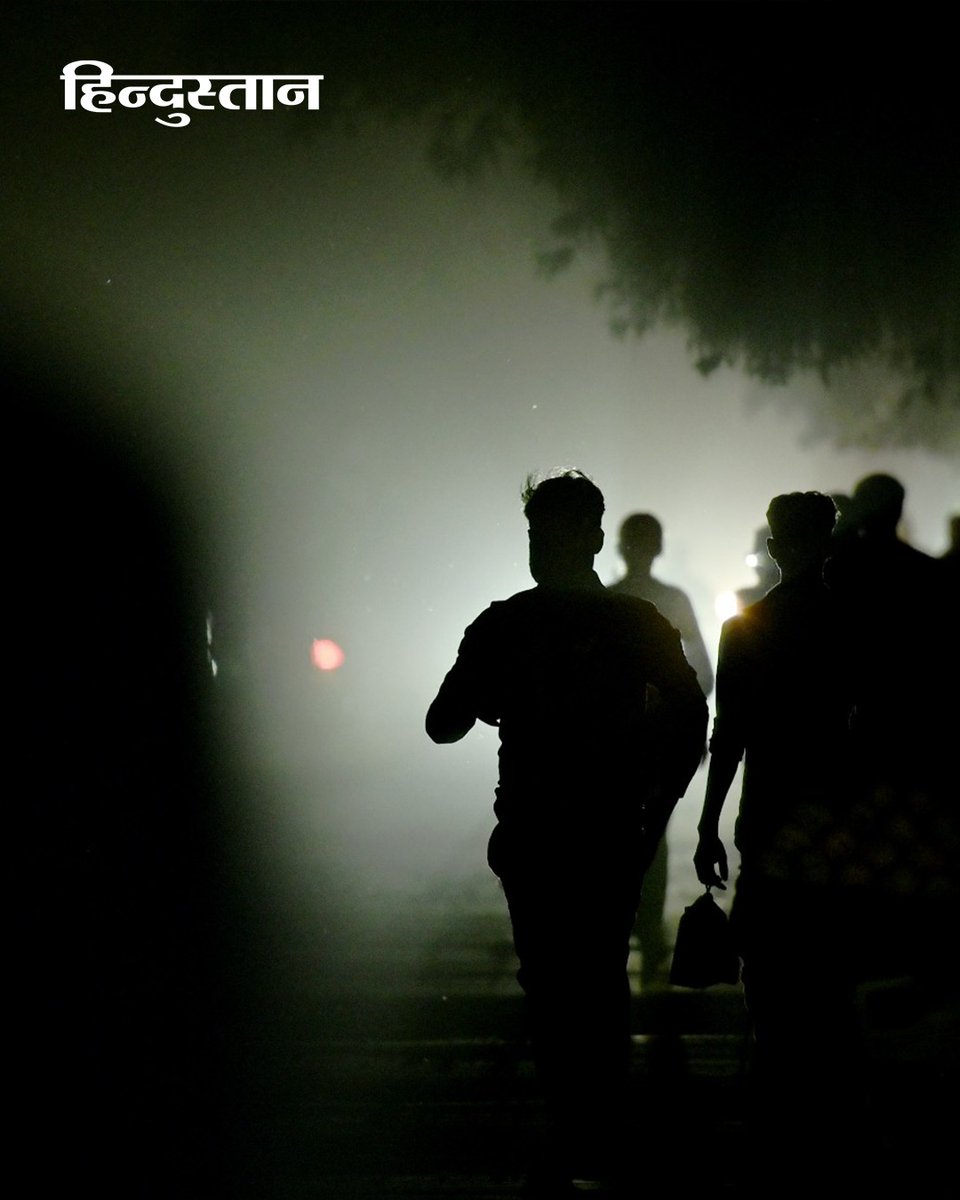 Live_Hindustan's tweet image. #InPics | यूपी के नोएडा में दिनभर की झुलसाने वाली गर्मी के बाद शाम को मौसम ने अचानक करवट ली और धूल भरी आंधी चलने लगी। सेक्टर-12 की सड़क पर आंधी के बीच लोग आवाजाही करते नजर आए।

Photo By  Sunil Ghosh

#Noida #UttarPradesh #DustStorm #Weather 

देश-दुनिया की खबरें पढ़ने के लिए अभी