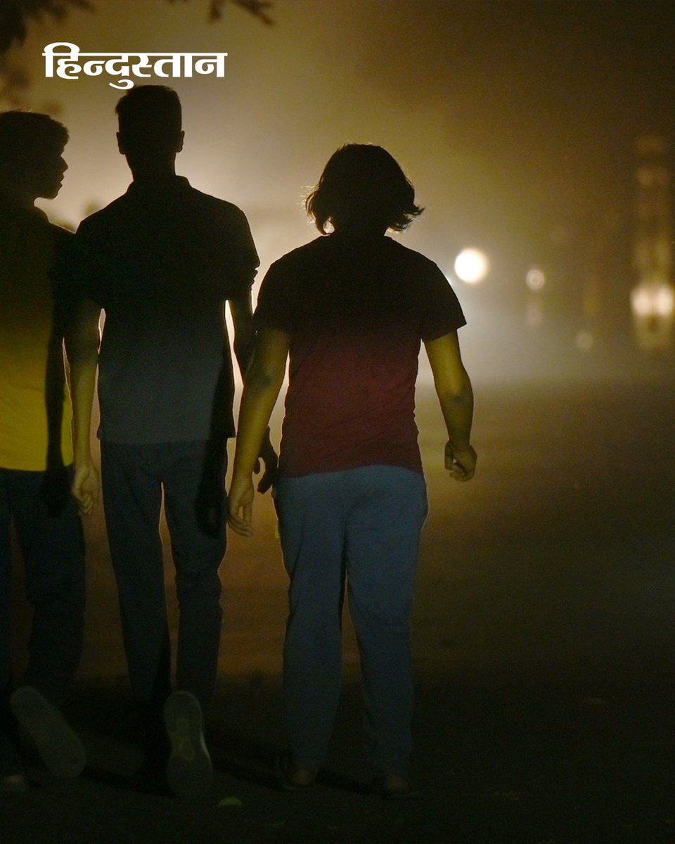 Live_Hindustan's tweet image. #InPics | यूपी के नोएडा में दिनभर की झुलसाने वाली गर्मी के बाद शाम को मौसम ने अचानक करवट ली और धूल भरी आंधी चलने लगी। सेक्टर-12 की सड़क पर आंधी के बीच लोग आवाजाही करते नजर आए।

Photo By  Sunil Ghosh

#Noida #UttarPradesh #DustStorm #Weather 

देश-दुनिया की खबरें पढ़ने के लिए अभी