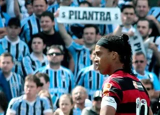 ElJefeAzeredo's tweet photo. @lucasvon @10Ronaldinho Essa aqui não aparece no documentário? https://t.co/cyTGRuJgYN
