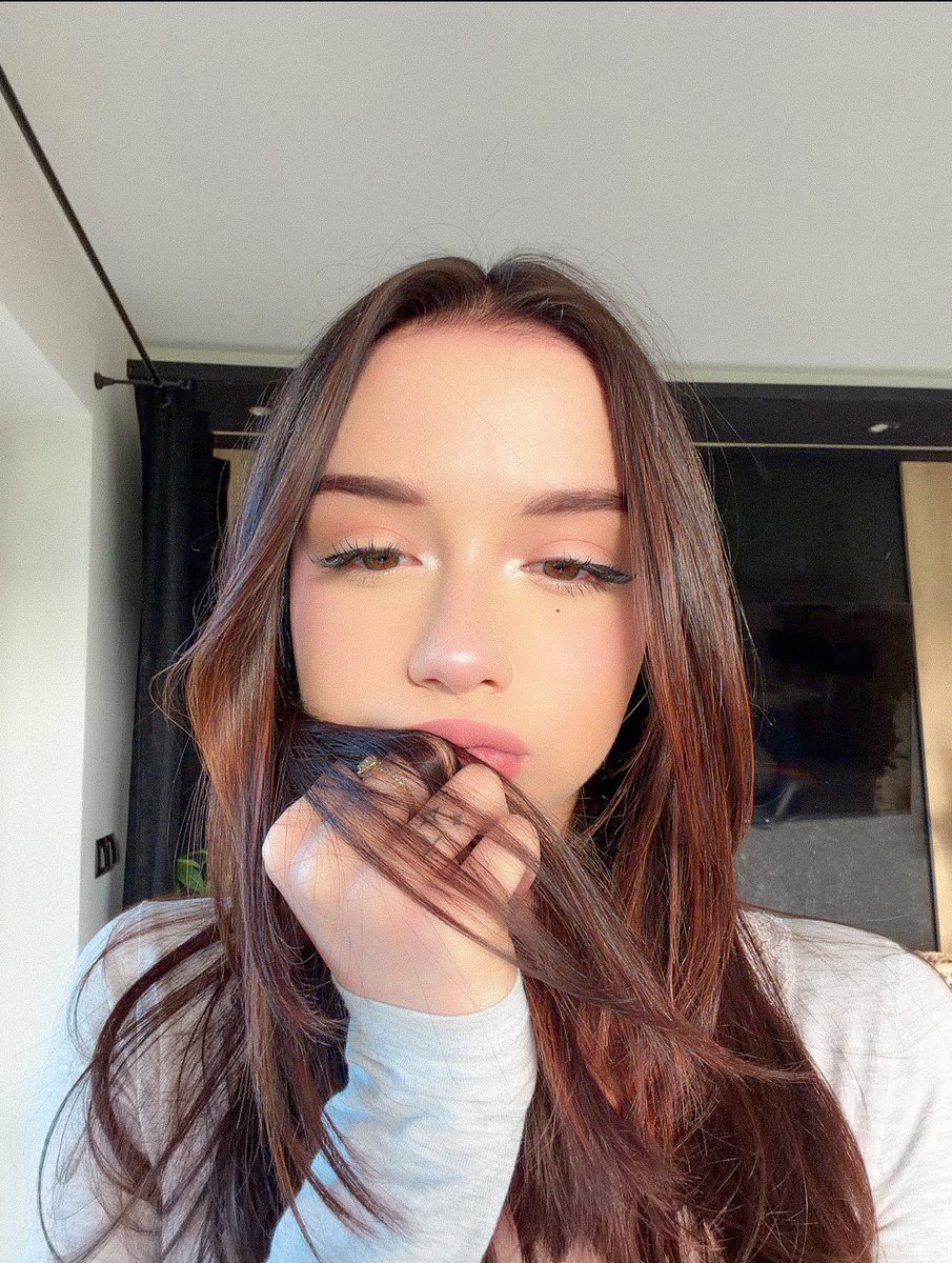 𝐌𝐞𝐥𝐚𝐏𝐮𝐬𝐭𝐞𝐥𝐧𝐢𝐤 tweet media