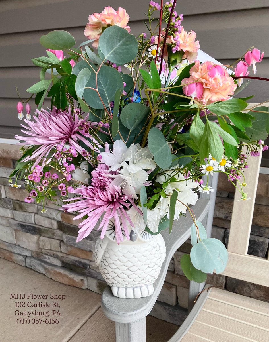 MHJGardenDesign's tweet image. It was such a joy creating this custom #flowerarrangement with this unique owl 🦉vase. 💐

#freshflowers #floraldesign #MHJFlowerShop
