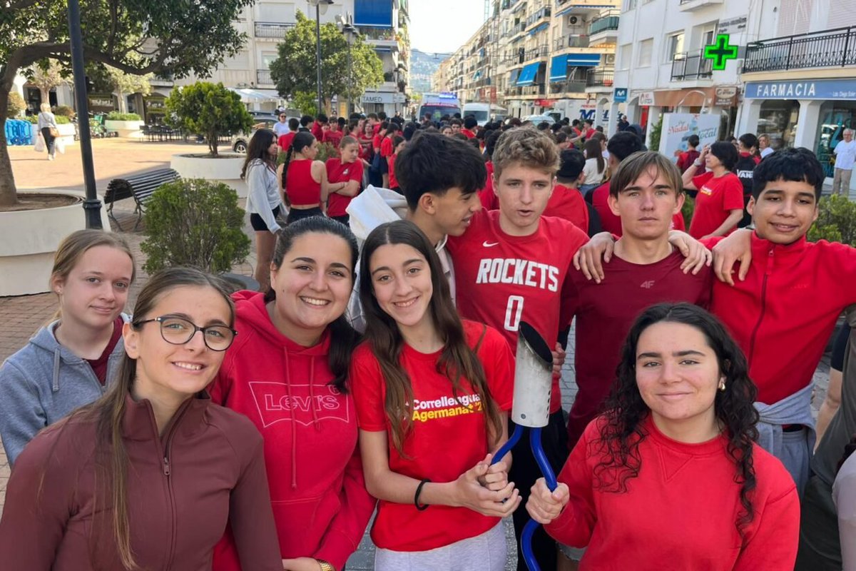 Això del <a href="/Correllengua_/">Correllengua Agermanat</a> és collonut. Cares joves, sense sectarisme ni partidismes, de punta a punta de la nació. Enhorabona a qui ho hagi pensat. Fem que duri! 

La foto és d'avui mateix a Alacant, publicada a <a href="/VilaWeb/">VilaWeb</a>.