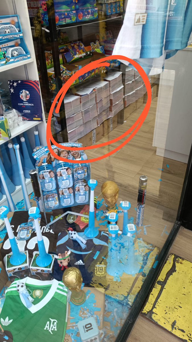 fsurvano95's tweet image. Quisiera equivocarme pero en un mayorista de Once ya tienen el álbum del mundial. Todavía no lo venden al público, al igual que las figus.

Habrá que esperar.

#panini #argentina #figuritas #mundial