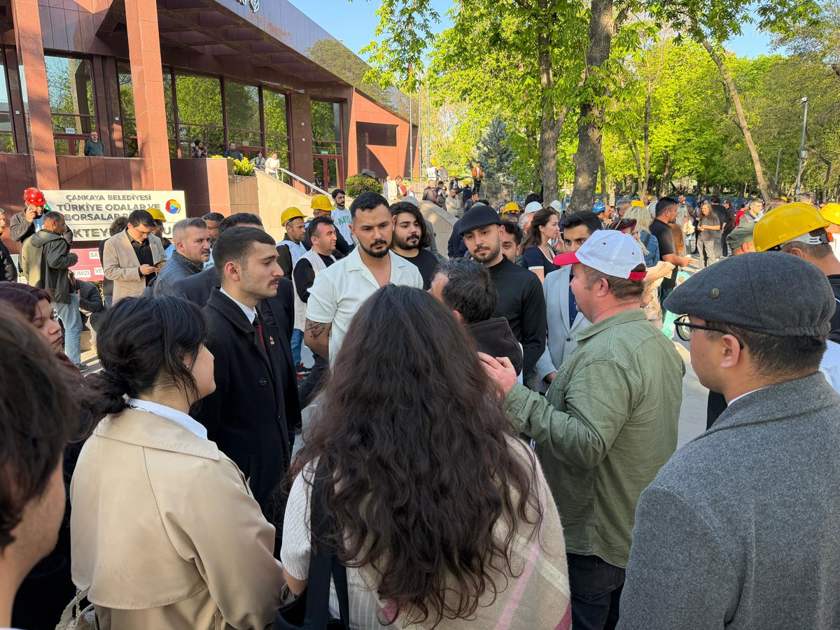zpgencresmi's tweet photo. Maden İşçilerimizi Yalnız Bırakmadık!

5 aydır tek kuruş maaş alamayan, Eskişehir’den Ankara’ya yürüyerek sesini duyurmaya çalışan ve açlık grevine başlayan maden işçilerinin yanındaydık.

Ayrıca, maden işçilerimizin haklı direnişini lekelemeye çalışan marjinal örgütler bir gün önce Türk gençlerini direniş alanına almamış ve saldırmışlardı. Fakat aynı korkakları bugün alanda göremedik...

Ülkemizde birçok vatandaşımız gibi açlık sınırının altında yaşamaya mahkûm edilen ve ne yazık ki hiçbir gelir elde edemeden hayat mücadelesi veren işçilerimizin sorunlarını dinledik, yaşadıkları mağduriyete bizzat şahit olduk ve bu mağduriyeti daha güçlü dile getirebilmeleri için yanlarında olduk.

Zafer Partisi Gençlik Kolları olarak Genel Başkanımız Sayın Prof. Dr. Ümit Özdağ öncülüğünde bugün desteğimizden ötürü onurlandıklarını ve teşekkürlerini dile getiren madencilerimiz gibi, haklının sesi olmaya devam edeceğiz.