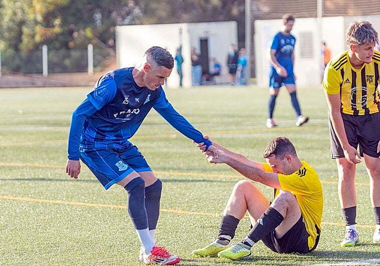 Ideal_GranadaCF's tweet photo. José Callejón, jugador por un día del Puerto de Motril CF: «Un partido muy grande para un club humilde» 
Coincidió con un acto familiar y lo hizo como gesto de amistad con Javi Issa, jugador del equipo, y el delegado Ángel Rial, con los que llegó a jugar en el Costa Tropical en… https://t.co/LkJ7Gq79lP
