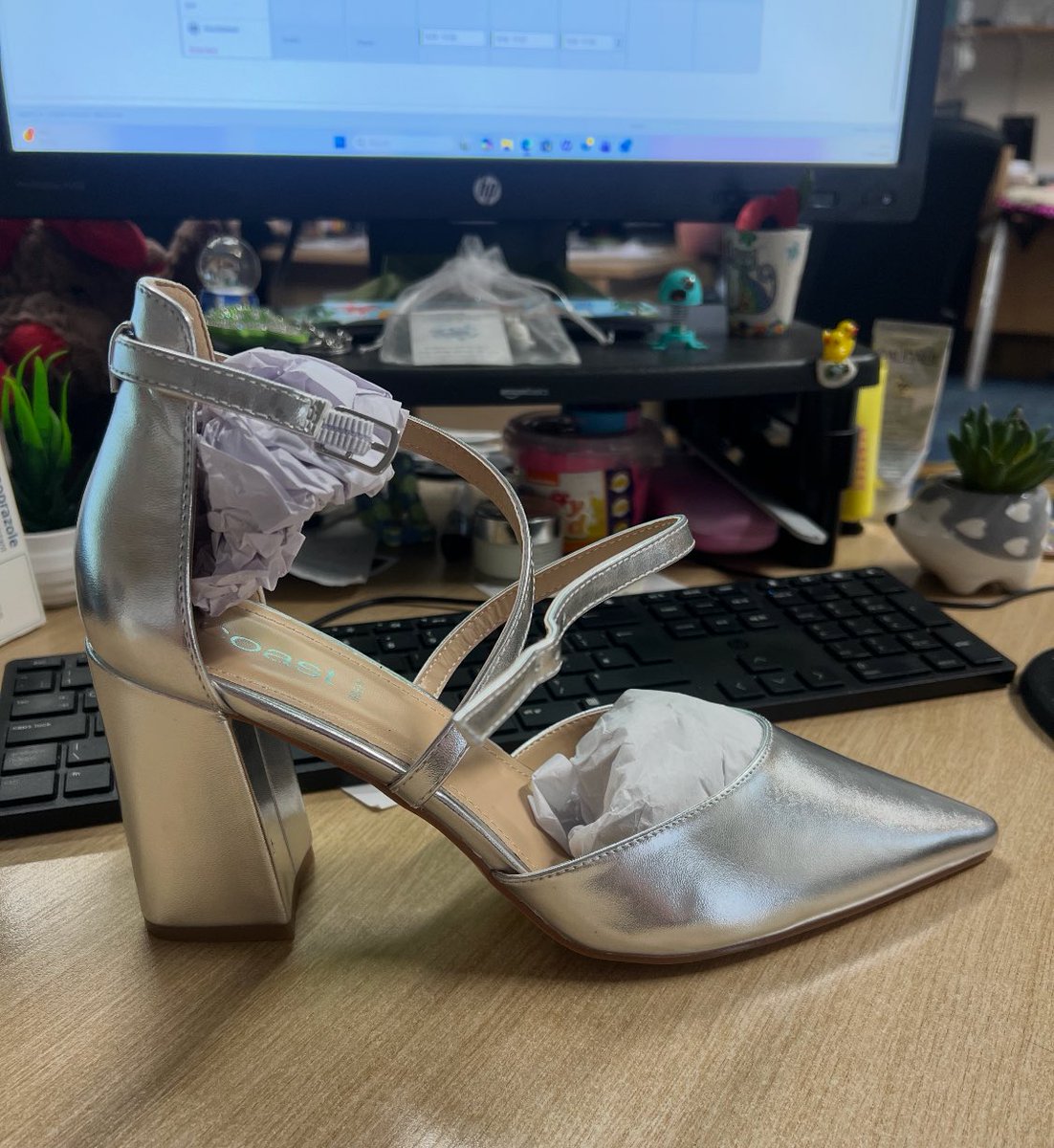 SophieMcConnon4's tweet photo. @DebenhamsBeauty what my mum ordered vs what she got. Needs the correct shoes by Saturday pls help a gal out https://t.co/nIddaxOTJQ